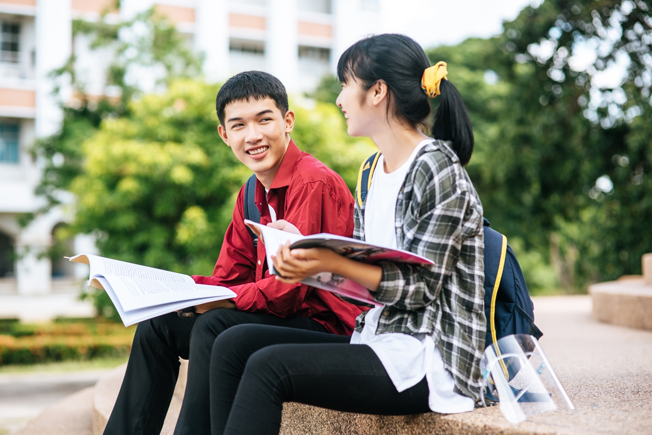 霍桑語言學校的英語課程有效提升英語程度，謁學生可以應對墨爾本大學的學士課程。