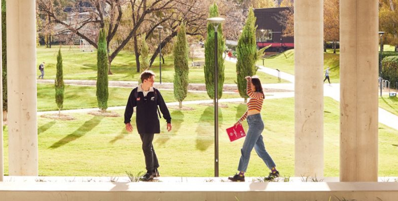 澳洲國立大學位於澳洲地市-坎培拉，是澳洲首都地區的核心，也是澳洲聯邦政府的所在地。